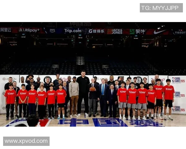 姚明现场观看篮球比赛引发热议球迷们纷纷围观合影留念